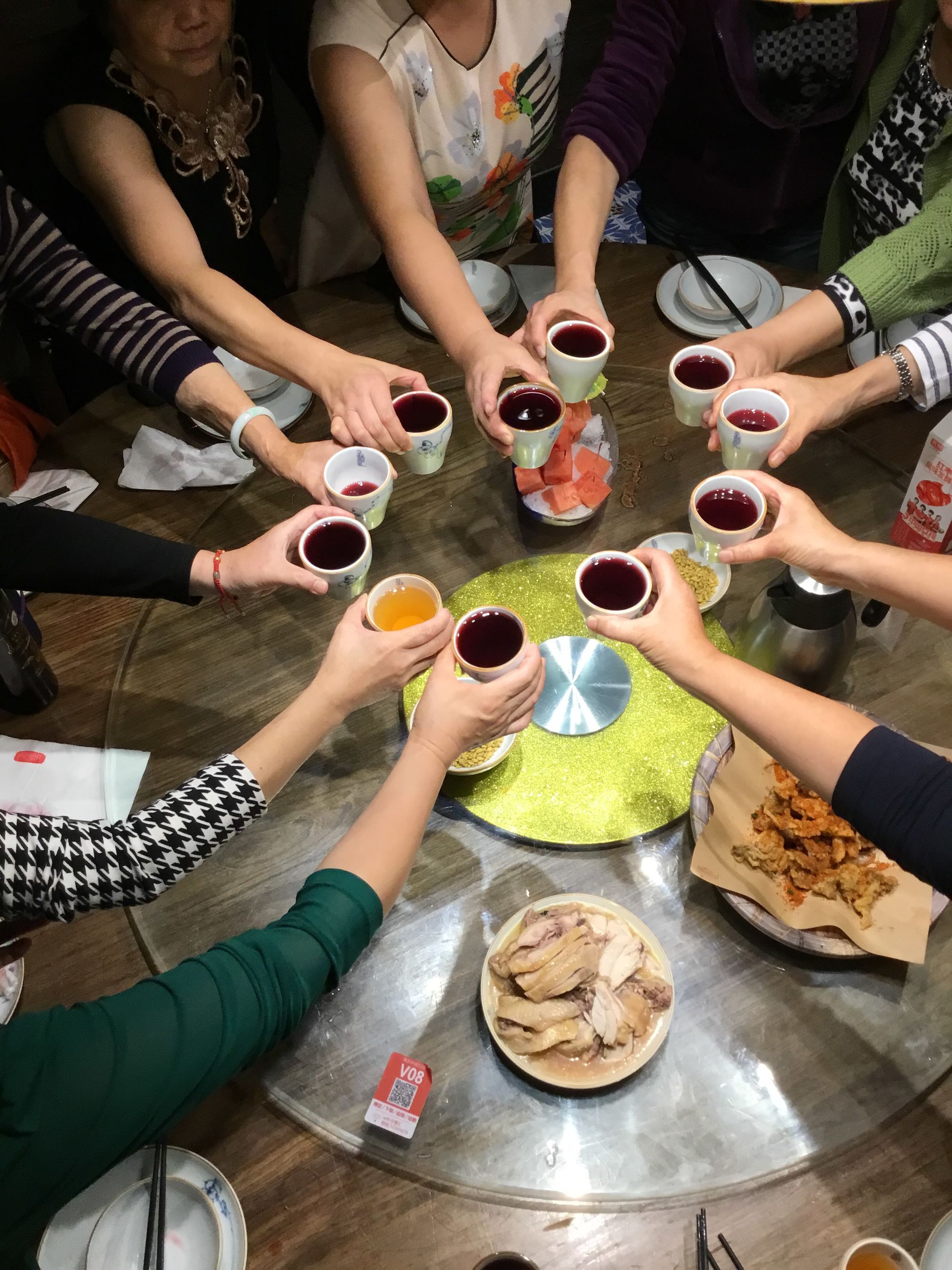 新朋友聚会，欢庆举杯！