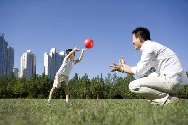 抱着孩子怎么玩手机游戏_玩手机游戏的孩子_小孩抱着手机玩游戏简笔画